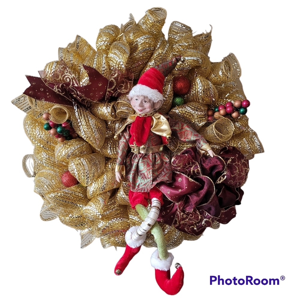 Elf on a wreath